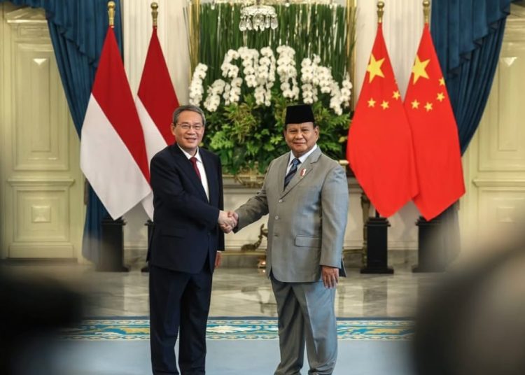 Presiden Prabowo Subianto bersama Premier RRT Li Qiang dalam menerima kunjungan resmi di Istana Merdeka, Jakarta, Minggu (25/5/2025). (fornews.co/Foto: BPMI Setpres)