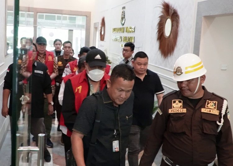 Eks Bupati Musi Rawas, Ridwan Mukti (pakai topi), bersama empat tersangka lain usai dilakukan Tahap II di Kejati Sumsel, dan dilakukan penahanan di Rutan Kelas I Pakjo Palembang, Jumat (16/5/2025). (fornews.co/ist)
