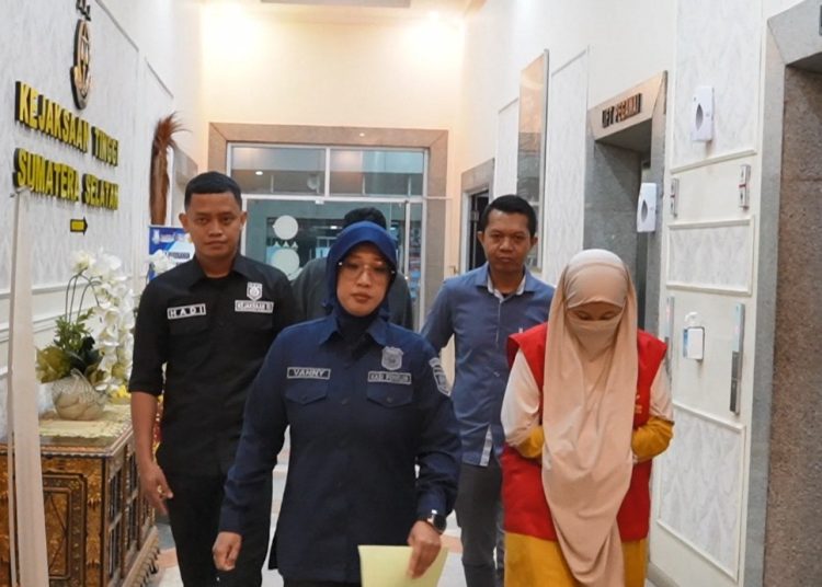 Tersangka YE usai ditangkap dan dibawa ke Kejati Sumsel dari kediamannya di kawasan Kebun Bunga, Palembang, Selasa (20/5/2025). (fornews.co/ist)