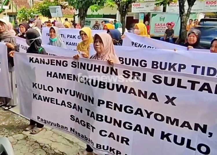 NASABAH berunjuk rasa di kantor Badan Usaha Kredit Pedesaan (BUKP) DIY Cabang Wates beberapa waktu lalu menutut uangnya dikembalikan utuh. (foto fornews.co/tim fnc)