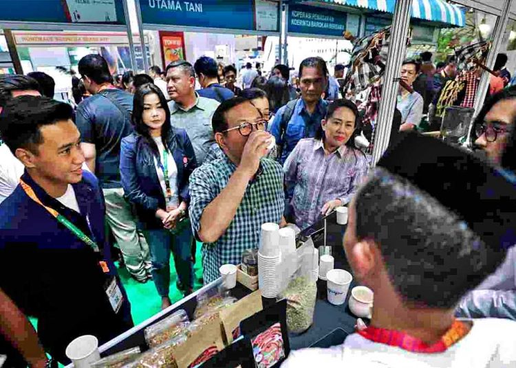 GUBERNUR DKI Jakarta, Pramono Anung, tampak menikmati racikan kopi dari salah satu peserta yang turut dalam ajang kopi dunia World Coffee Jakarta di Jakarta Convention Center (JCC) Senayan, Jakarta (17/5/2025). (foto fornews.co/pemrov dki jakarta)