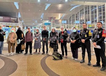 SEJUMLAH WNI yang belum diizinkan melakukan perjalanan ke Arab Saudi karena belum memiliki visa resmi yang dipersyaratkan. (foto fornews.co/imigrasi)