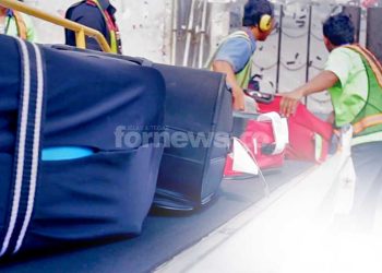 BARANG bawaan penumpang dikeluarkan dari bagasi pesawat di Bandara Soekarno-Hatta. (foto fornews.co/adam)