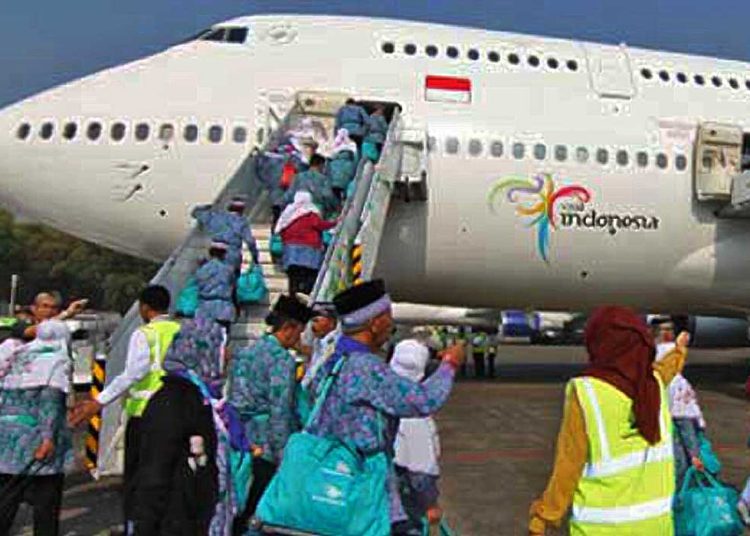 JEMAAH haji Indonesia menaiki pesawat Garuda Indonesia. (foto fornews.co/garuda indonesia)