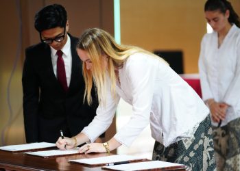 Satu dari empat pemain putri asal Belanda keturunan Indonesia saat menandatangani berkas pengambilan sumpah dan janji pewarganegaraan di Kantor Direktorat Jenderal AHU, Jakarta Selatan, Selasa (10/6/2025). (fornews.co/PSSI)