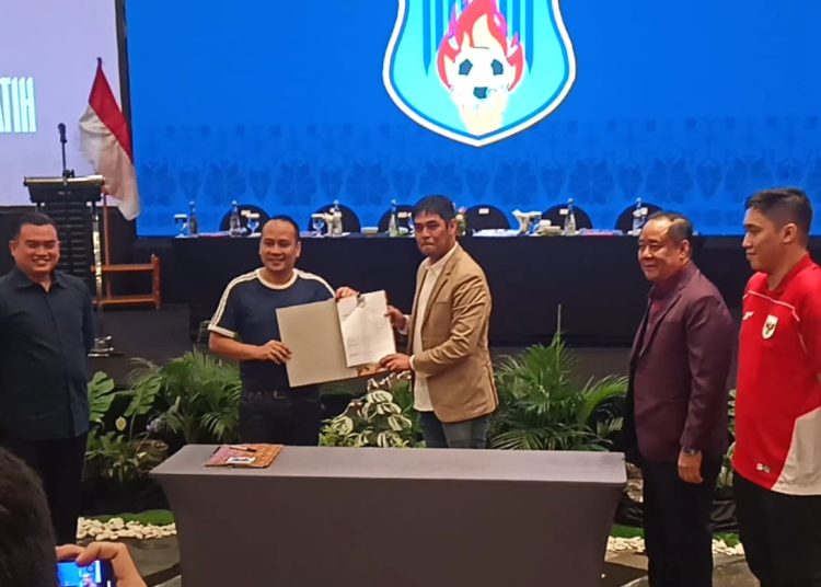 Dirut PT CSU, Erick Yuniman menunjukan kontrak pelatih Nil Maizar, saat launching logo, jersey dan perkenalan pemain di Hotel Harper, Sabtu (14/6/2025). (fornews.co/Sidratul Muntaha)