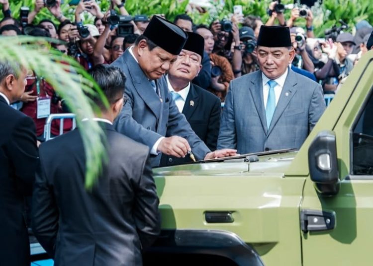 Presiden Prabowo Subianto menandatangani plat kendaraan MV3-EV PANDU, pada Indo Defence 2025 Expo & Forum di JIEXPO Kemayoran, Jakarta, Rabu (11/6/2025). (fornews.co/Foto: BPMI Setpres)
