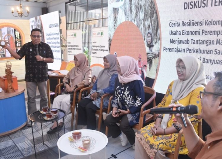 Rasyid Rasiki, Project Manager YCP saat berbicara pada Diskusi Teras bertajuk Cerita Resiliensi Usaha Ekonomi Perempuan Menjawab Tantangan Masa Peremajaan Perkebunan Sawit di Muba, di De Patisserie Cafe and Bistro, Palembang, Kamis (26/6/2025). (fornews.co/ist)