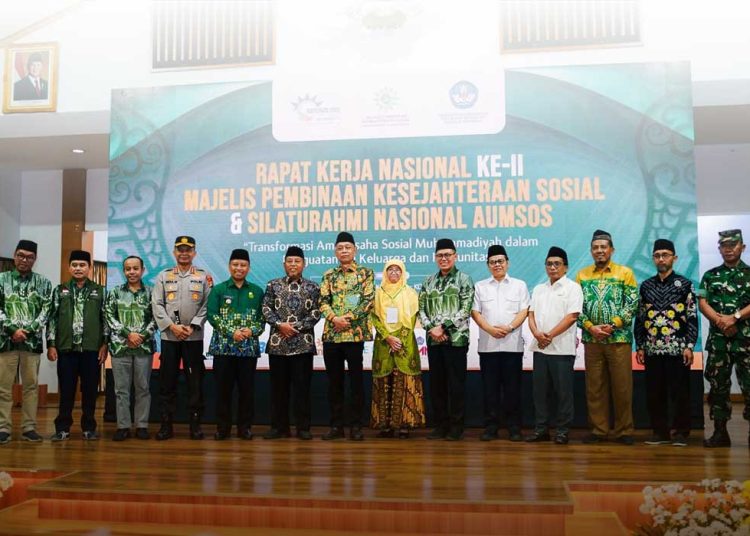WAIKL Menteri Sosial RI, Agus Jabo Priyono, foto bersama di tengah berlangsung Rakernas MPKS ke-II di Depok, Jawa Barat, Kamis, 26 Juni 2025. (foto fornews.co/muhammadiyah)
