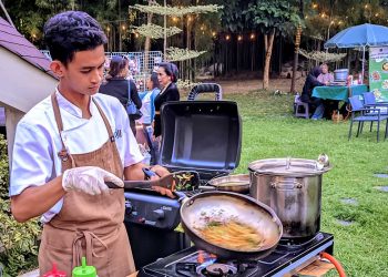 SOOJI Restaurant turut serta menyajikan menu ragam kuliner di Pasar Gebrag yang hadir setiap Sabtu sepanjang bulan Juni 2025. Acara ini berada di taman Wyndham yang berada di area Sooji Garden. (foto fornews.co/wyndhamjogja)