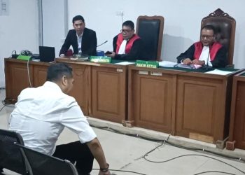 Terdakwa Deliar Marzoeki, eks Kepala Disnakertrans Sumsel, saat mendengarkan tuntutan dari JPU Kejari Palembang, saat sidang di PN Tipikor Palembang, Senin (23/6/2025). (fornews.co/ist)