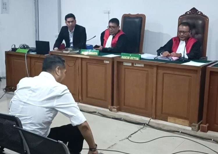 Terdakwa Deliar Marzoeki, eks Kepala Disnakertrans Sumsel, saat mendengarkan tuntutan dari JPU Kejari Palembang, saat sidang di PN Tipikor Palembang, Senin (23/6/2025). (fornews.co/ist)