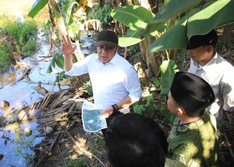 Gubernur Sumsel, Herman Deru saat meninjau bekas aliran Sungai Ogan Mati, di Kelurahan Kemalaraja, Baturaja Timur, Kabupaten OKU, Sabtu (31/5/2025). (fornews.co/ist)