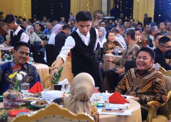 Gubernur Sumsel, Herman Deru bersama pimpinan perusahaan Perkebunan, pada Rakor Sub Sektor Perkebunan di Griya Agung, Senin (16/6/2025) malam. (fornews.co/ist)