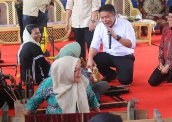 Gubernur Sumsel, Herman Deru, berdialog dengan pengrajin tenun songket di Desa Limbang Jaya I, Kecamatan Tanjung Batu, Kabupaten Ogan Ilir, pada Sabtu (31/5/2025). (fornews.co/ist)