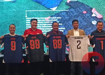 Presiden Klub Sumsel United, Cik Ujang, bersama manajemen dan manajer tim, menunjukkan jersey Sumsel United, saat launching logo, jersey dan pengenalan pelatih di Harver Hotel, Palembang, Sabtu (14/6/2025). (fornews.co/Sidratul Muntaha)