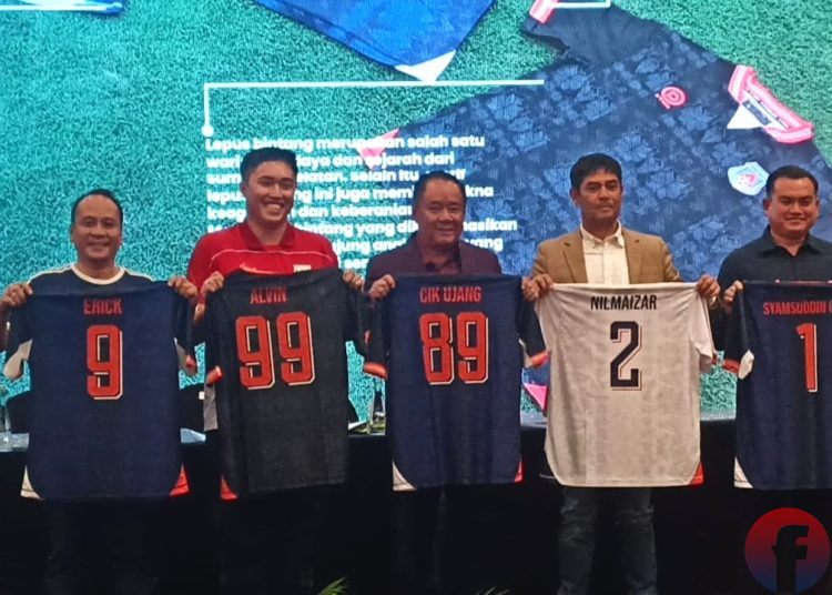 Presiden Klub Sumsel United, Cik Ujang, bersama manajemen dan manajer tim, menunjukkan jersey Sumsel United, saat launching logo, jersey dan pengenalan pelatih di Harver Hotel, Palembang, Sabtu (14/6/2025). (fornews.co/Sidratul Muntaha)