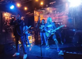 Aksi panggung dari Bendenget pada SILATURHRYTHME Road to Parade Bunyian Kawan Lamo part 4, di Studio 12 Musik & Resto, Palembang, Jumat (27/6/2025) malam. (fornews.co/Sidratul Muntaha)