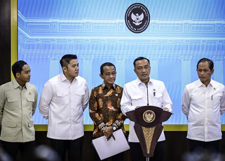 Mensesneg, Prasetyo Hadi, saat memberikan keterangan pers kepada awak media pada konferensi pers di Kompleks Istana Kepresidenan Jakarta, Selasa (10/6/2025). (fornews.co/BPMI Setpers)