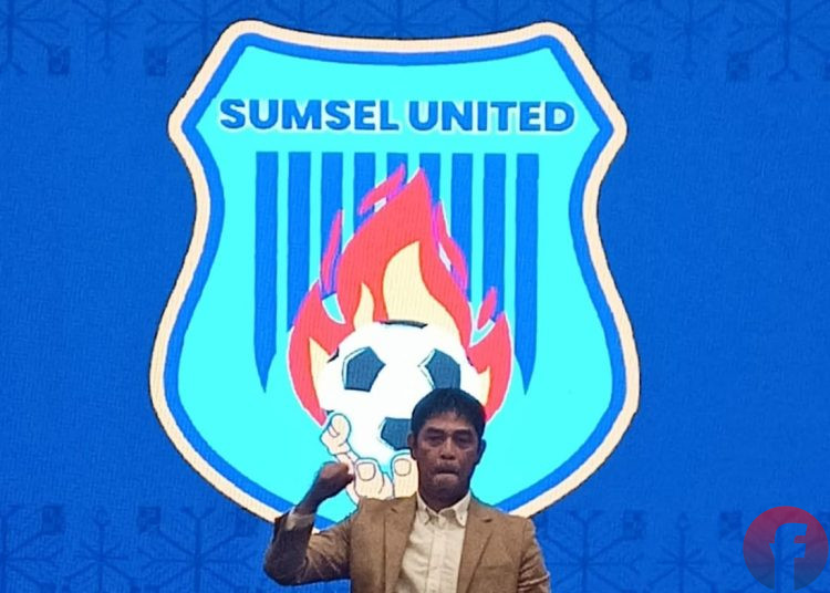 Pelatih Kepala Sumsel United, Nil Maizar, saat launching logo, jersey dan perkenalan pelatih Sumsel United di Hotel Harper, Palembang, Sabtu (14/6/2025) malam. (fornews.co/Sidratul Muntaha)