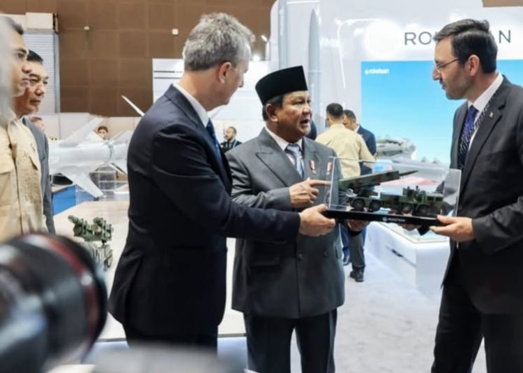 Presiden Prabowo Subianto saat bertanya soal jenis senjata yang dipamerkan pada Indo Defence 2025 Expo & Forum, yang digelar di JIEXPO Kemayoran, Jakarta, Rabu (11/6/2025). (fornews.co/Foto: BPMI Setpres)
