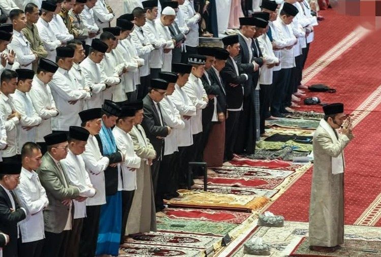Momen Presiden Prabowo Subianto saat menunaikan salat Iduladha 1446 Hijriah di Masjid Istiqlal, Jakarta, Jumat (6/6/2025). (fornews.co/Foto: BPMI Setpres)