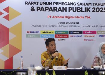 Direktur Utama Suwarjono menyampaikan Paparan Publik PT Arkadia Digital Media Tbk didampingi Direktur Popi Puspitasari, sesuai sesi RUPS Tahunan Perseroan di Aryaduta Hotel Menteng, Jakarta, Jumat (20/6/2025). (fornews.co/ist)