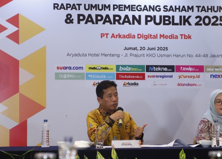 Direktur Utama Suwarjono menyampaikan Paparan Publik PT Arkadia Digital Media Tbk didampingi Direktur Popi Puspitasari, sesuai sesi RUPS Tahunan Perseroan di Aryaduta Hotel Menteng, Jakarta, Jumat (20/6/2025). (fornews.co/ist)