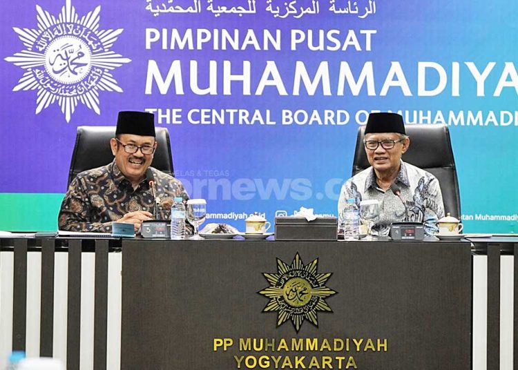 PERTEMUAN kerja sama Menteri Perencanaan Pembangunan Nasional (PPN)/ Kepala Bappenas, Rachmat Pambudy dan Ketua Umum Pimpinan Pusat Muhammadiyah, Haedar Nashir, di Jogja, Senin malam, 9 Juni 2025. (foto fornews.co/adam)