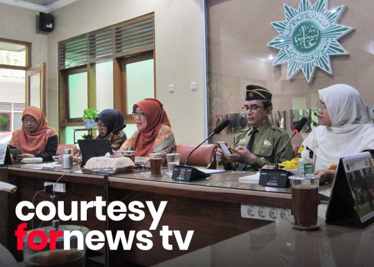 KETUA Majelis Pembinaan Kader (MPK) Pimpinan Pusat ‘Aisyiyah, Prof. Dr. Mami Hajaroh, M.Pd. (berjilbab coklat), saat memebrikan keterangan pers di Kantor PP 'Aisyiyah, Jum'at pagi, 4 Juli 2025. (foto fornews.co/fornews tv)