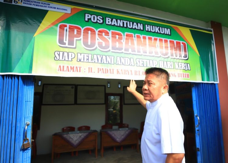 Gubernur Sumsel, Herman Deru saat meninjau keberadaan Posbakum di Desa Talang Buluh, Kecamatan Talang Kelapa, Kabupaten Banyuasin, Minggu (6/7/2025). (fornews.co/ist)