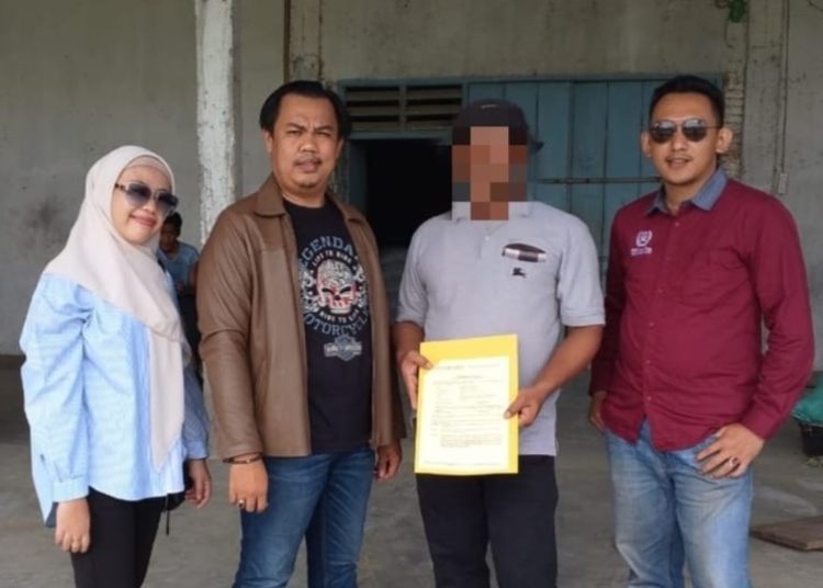 Salah satu korban didampingi Tim Kuasa Hukum dari SHS Law Firm, setelah membuat laporan ke Mapolda Sumsel, Rabu (9/7/2025). (fornews.co/ist)
