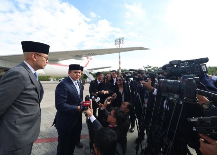 Sekretaris Kabinet Teddy Indra Wijaya saat memberikan keterangan kepada awak media saat hendak lepas landas dari Rio de Janeiro, pada Senin (7/7/2025). (fornews.co/Foto: BPMI Setpres)