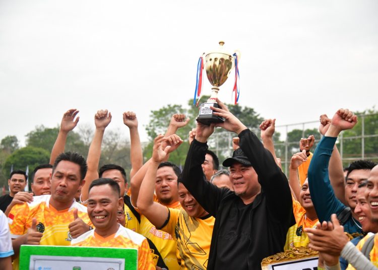 Sekretaris Partai Golkar Sumsel, yang juga Ketua DPRD Sumsel, Andie Dinialdie, bersama tim Golkar usai menjadi juara pada turnamen sepakbola antar pengurus parpol se-Sumsel Piala Gubernur di Venue Baseball, JSC Palembang, Jumat (11/7/2025). (fornews.co/ist)