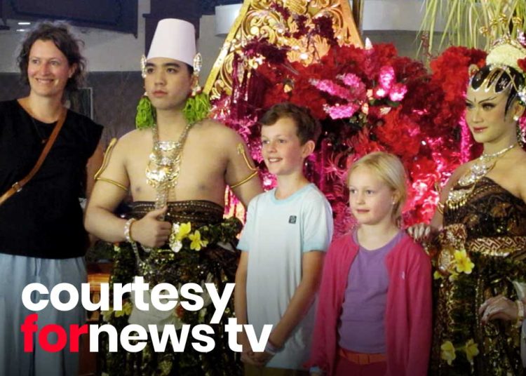 WISATAWAN keluarga asal Belanda foto bersama model Palakrama Asmara #2 yang diselenggarakan oleh Loman Park Hotel Jogja pada Rabu, 23 Juli 2025. (foto fornews.co/fornews tv)