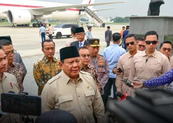 PRESIDEN RI, Prabowo Subianto, memberikan keterangan kepada awak media setibanya turun dari pesawat dalam lawatannya selama 15 hari ke luar negeri. (foto fornews.co/bpmi setpres/muchlis jr)