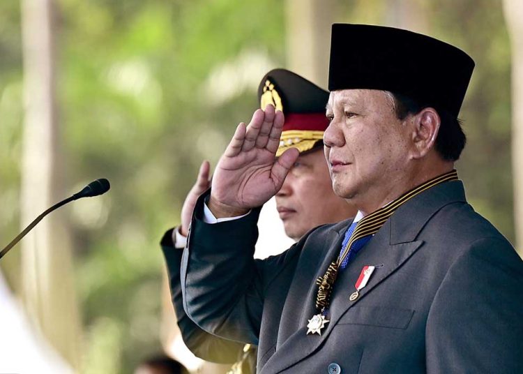 PRESIDEN Prabowo Subianto selaku inspektur upacara peringatan ke-79 Hari Bhayangkara Tahun 2025 di Monumen Nasional (Monas), Jakarta, pada Selasa, 1 Juli 2025. (foto fornews.co/setpres/muchlis jr)