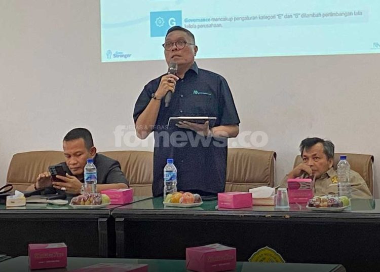 IMM Aceh gelar FGD bertema "Kolaborasi Mahasiswa dalam Mendorong Penerapan Prinsip ESG pada Sektor Pertambangan" pada Selasa, 15 Juli 2025, menghadirkan Nurchalis, S.P., M.Si. (Anggota Komisi III DPRA), Tengku Khaddafi, S.P., M.P. (Division Head CRS PT Mifa Bersaudara), dan Ir. Nurul Kamal M.Sc. (USK). (foto fornews.co/imm/agusnaidi)