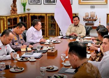 PRESIDEN RI, Prabowo Subianto, memimpin rapat terbatas bersama sejumlah Menteri Kabinet Merah Putih di Istana Merdeka, Jakarta, Rabu, 30 Juli 2025. (foto fornews.co/bpmi setpres/rusman)