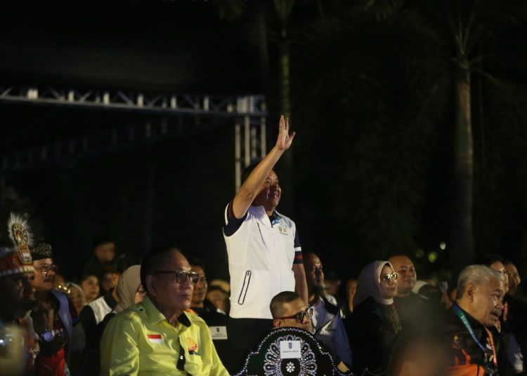 Wakil Gubernur Sumsel, Cik Ujang melambaikan tangan disela-sela pembukaan FORNAS VIII di Mataram, NTB, Sabtu (26/7/2025) malam. (fornews.co/ist)