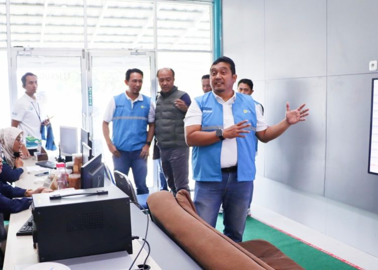 General Manager PLN UID S2JB, Adhi Herlambang, saat meninjau HSSE Control Center di wilayah kerja UP3 Ogan Ilir, Kamis (24/7/2025). (fornews.co/ist)