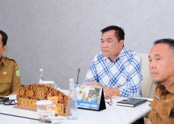 Bupati Muba, M Toha, saat rapat Tindaklanjut Penanganan Sumur Minyak Masyarakat Secara Virtual, dari Ruang Rapat Guest House Griya Bumi Serasan Sekate, Selasa (29/7/2025). (fornews.co/ist)