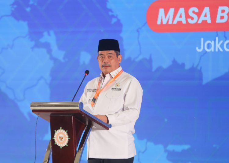 Bupati Lahat, Bursah Zarnubi, menyampaikan sambutan usai resmi dilantik sebagai Ketua Umum APKASI periode 2025–2030 di Hotel Grand Sahid Jaya, Jakarta, Kamis (17/7/2025). (fornews.co/ist)