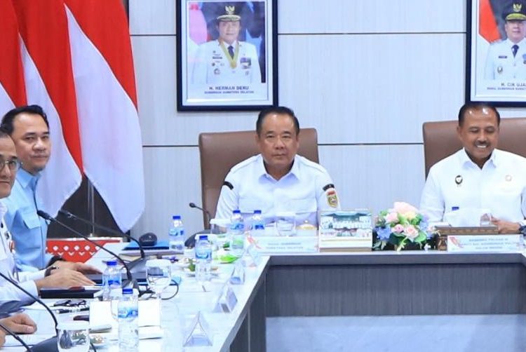 Wagub Sumsel, Cik Ujang, Ketua DPRD Sumsel, Andie Dinialdi bersama Deputi Bidang Koordinasi Politik Dalam Negeri Kemenko Polhukam, Mayjen TNI Dr Hari Wiranto, pada Rakor Batas Daerah Muba-Muratara di Ruang Rapat Bina Praja Pemprov Sumsel, Rabu (30/7/2025). (fornews.co/ist)