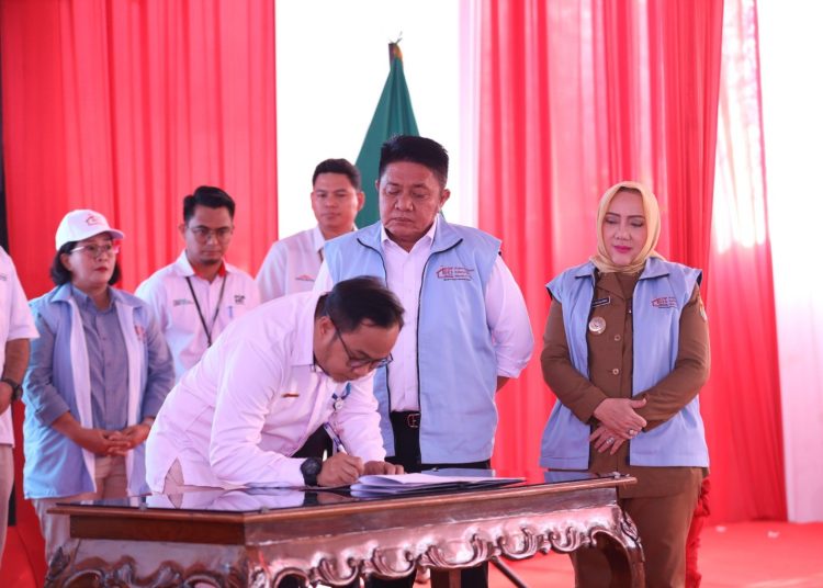 Gubernur Sumsel, Herman Deru didampingi Bupati Musi Rawas, Ratna Machmud, menyaksikan penandatanganan berita acara peresmian Koperasi Merah Putih di Kelurahan Mangunharjo Kecamatan Purwodadi, Mura, Senin (21/7/2025). (fornews.co/ist)