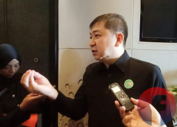 Ketua GAPKI Sumsel, Alex Sugiarto memberikan keterangan pers usai seminar Perempuan Setara, Sawit untuk Sumsel Maju, di Ballroom the Alts Hotel Palembang, Rabu (30/7/2025). (fornews.co/sidratul muntaha)
