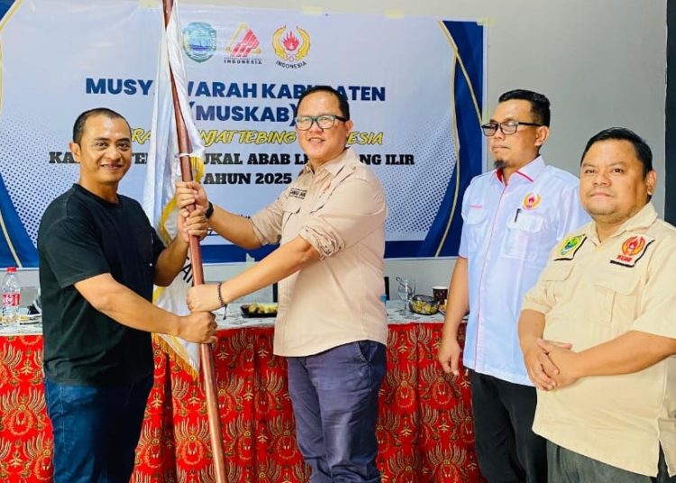 Ketua FPTI PALI terpilih, Ahmad Jhoni (kanan) menerima pataka dari Ketua Harian FPTI Sumsel, Rizal Priharum usai Muskab FPTI PALI di Dprams café, Tanah Abang, Jumat (18/7/2025) kemarin. (fornews.co/ist)