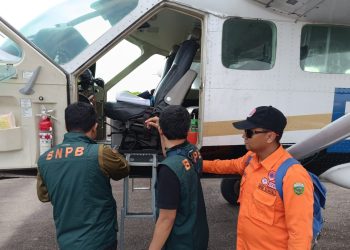 Petugas dari BNPB dan BPBD Sumsel saat hendak melakukan OMC di kawasan gambut di Kabupaten OKI, Minggu (13/7/2025). (fornews.co/ist)