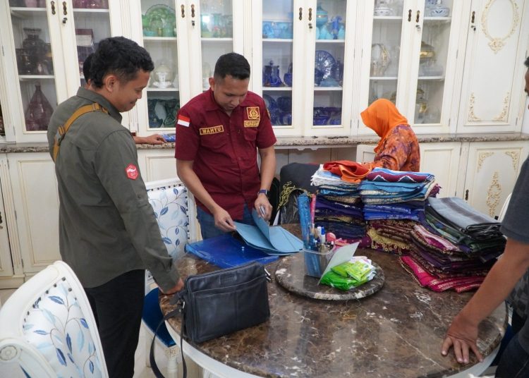 Salah satu rumah tersangka kasus dugaan korupsi pemanfaatan lahan Pasar Cinde, yang digeledah penyidik Kejati Sumsel, Rabu (9/7/2025). (fornews.co/ist)