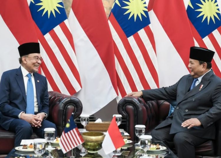Presiden Prabowo Subianto bersama PM Malaysia, Dato’ Seri Anwar Ibrahim, sesaat sebelum Annual Consultation Meeting di Istana Merdeka, Jakarta, Selasa (29/7/2025). (fornews.co/Foto: BPMI Setpres)